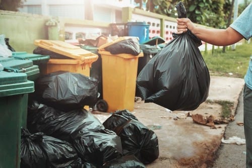 hand-holding-garbage-black-bag